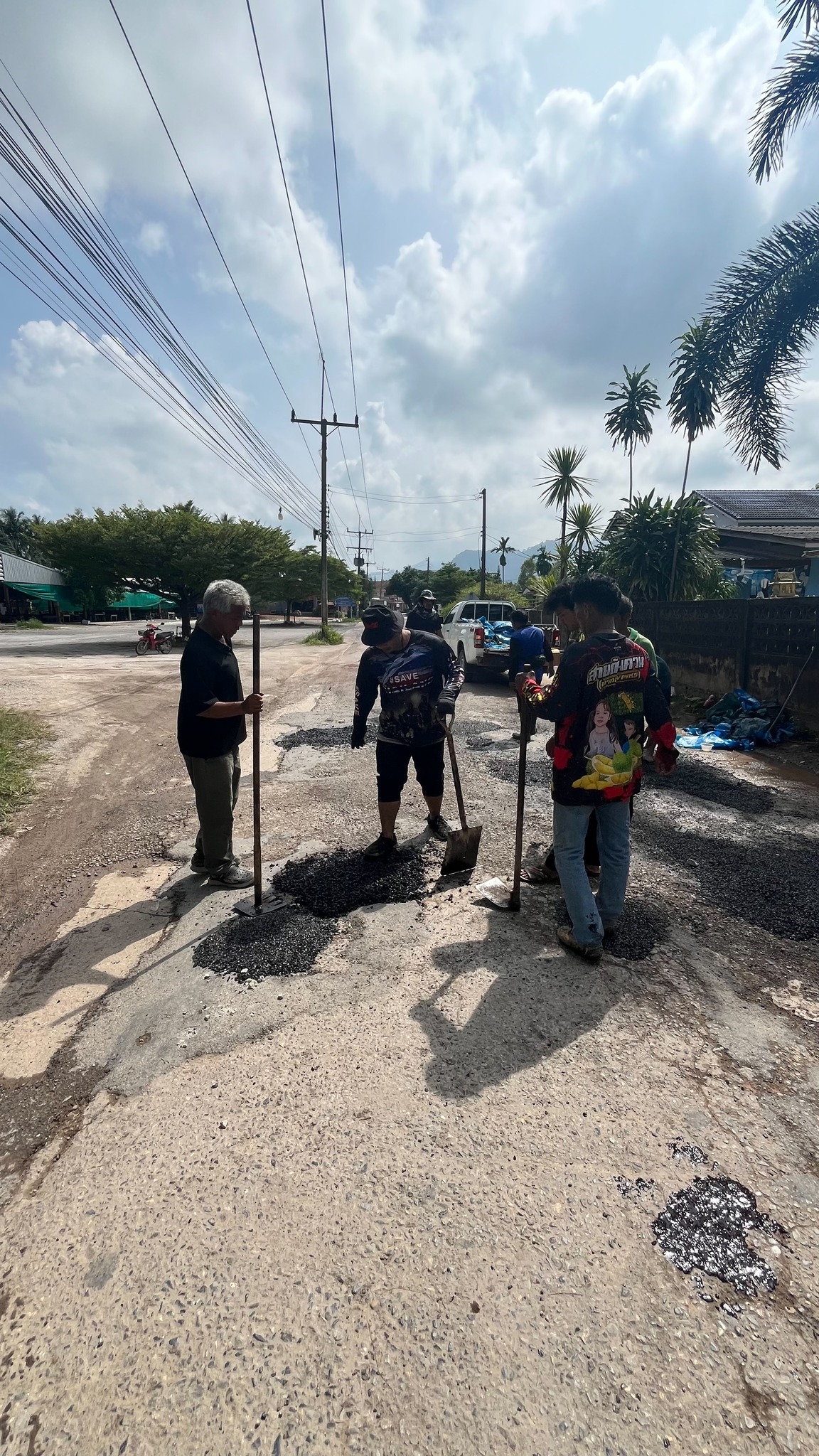 #ซ่อมแซมถนน หมู่ 2 ตำบลลำพูน
วันนี้ (12 พฤศจิกายน 2568) 
      นายเสกศรรณ กาโห นายกองค์การบริหารส่วนตำบลลำพูน 
ได้มอบหมายเจ้าหน้าที่กองช่าง ดำเนินการซ่อมแซมถนนบริเวณ 
หมู่ 2 ตำบลลำพูน ทั้งนี้เพื่ออำนวยความสะดวกให้กับประชาชน
ในพื้นที่ และผู้ใช้รถใช้ถนนได้อย่างปลอดภัยในชีวิตและทรัพย์สิน 
ลดปัญหาอุบัติเหตุทางถนน