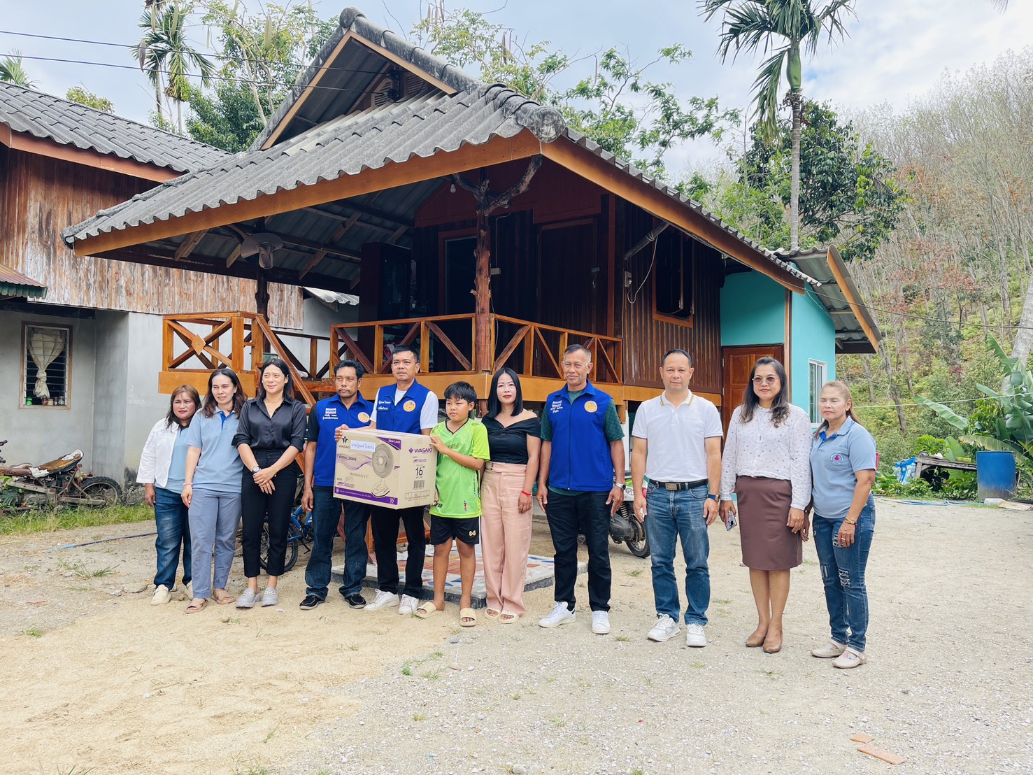 การส่งมอบบ้านกาชาด