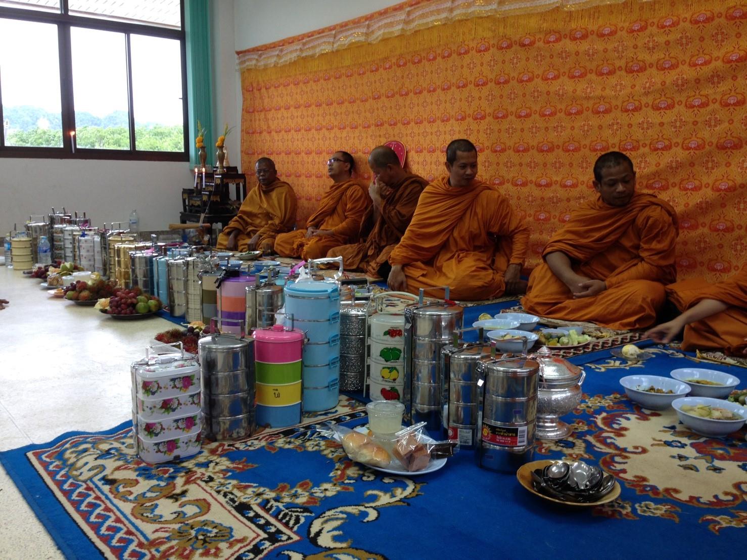 ทำบุญ องค์การบริหารส่วนตำบลลำพูน